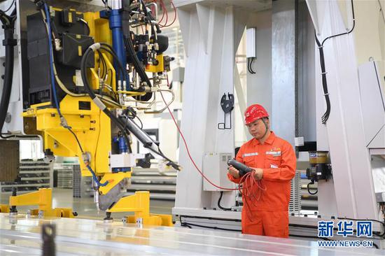 9月27日，辽宁中国忠旺控股有限公司轨道车体制造厂操作人员在工作中。新华社发（龙雷 摄）