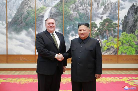 10月7日，朝鲜最高领导人金正恩（右）在平壤与美国国务卿蓬佩奥握手。 新华社/朝中社