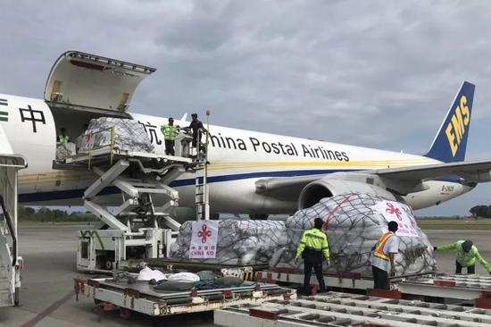 10月9日，中国政府向印尼灾区提供的首批人道主义物资抵达巴厘巴板机场。（中国驻印尼大使馆供图）