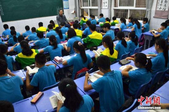 资料图:一中学学生正在上课。 中新社发 周亚强 摄