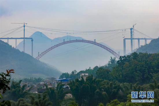 无人机拍摄的大小井特大桥（9月12日摄）。目前，横跨在贵州省罗甸县大井河上的大小井特大桥正在建设中。该桥全长1.5公里，主跨450米。新华社记者 刘续 摄
