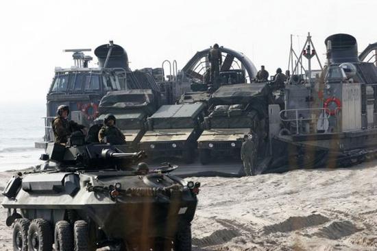 资料图片:美海军LCAC气垫登陆艇向滩头运送大批车辆。(图片来源于网络)