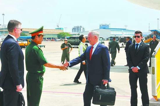 ▲西美国国防部长马蒂斯16日乘专机抵达胡志明市开始今年对越南的第二次访问。