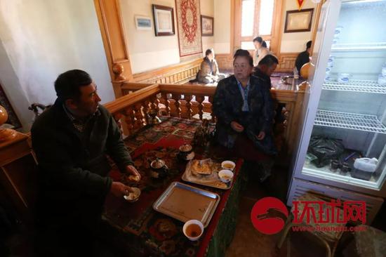 23日，喀什老城的吾斯塘博依老茶馆里聊天的茶客