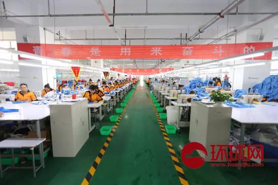 喀什市北部產業園一家服裝工廠的縫紉車間