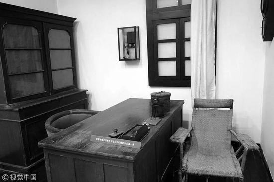位于李大钊烈士陵园内的李大钊烈士革命事迹陈列室陈列的李大钊在北大红楼办公室一角。