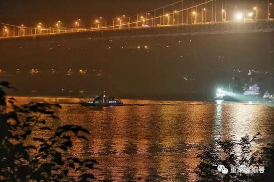 ▲10月29日1时许，位于长江二桥正下方的打捞救援现场由多艘船只组成。摄 / 新京报记者彭子洋