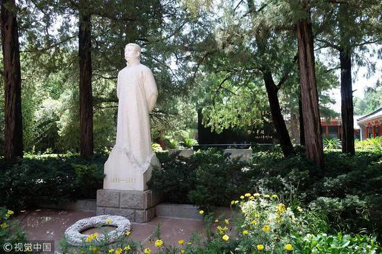 位于李大钊烈士陵园内的李大钊烈士汉白玉雕立像。