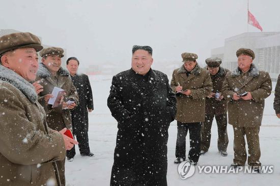 金正恩视察三池渊郡工地。（韩联社）