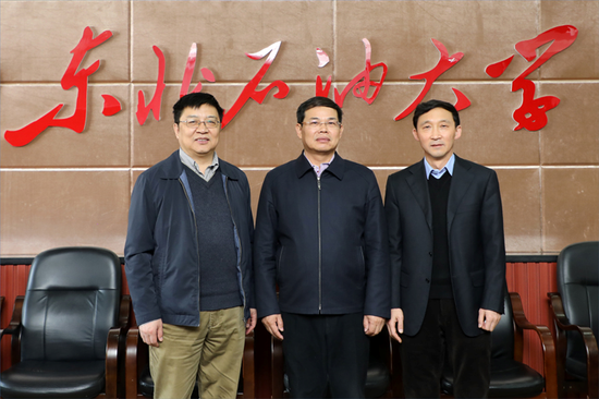 c3b28cd7bfaae19d55c0e4626be20a42.png 中石油渤海钻探总经理周宗强(中)。图片/东北石油大学官网