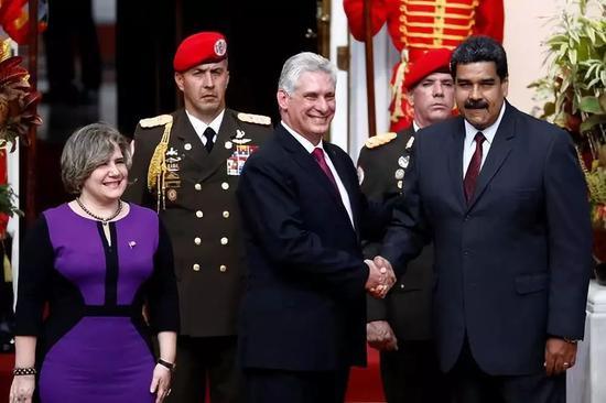 5月30日，在委内瑞拉加拉加斯，委内瑞拉总统马杜罗（前右一）举行欢迎仪式迎接来访的古巴国务委员会主席迪亚斯-卡内尔（前右二）。新华社/路透
