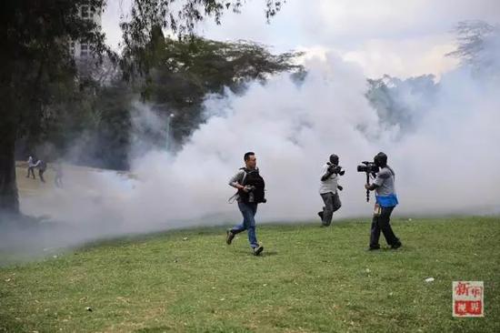 新华社记者孙瑞博在内罗毕采访时躲避催泪瓦斯。