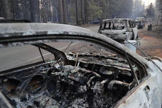  ▲天堂小镇撤离路上被烧毁的汽车。图据《纽约时报》