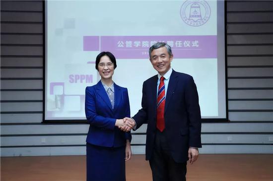 傅莹之后 清华又迎来一位曾任部级职务的女院长 江小涓与薛澜握手合影