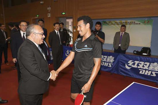 巴布亚新几内亚总理奥尼尔（左）在国事访问期间，特地到上海体育学院进行参观访问并慰问了巴新队员。