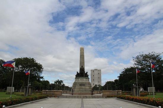 位于马尼拉市中心黎刹公园内的黎刹纪念碑。 人民日报记者 王云松 摄
