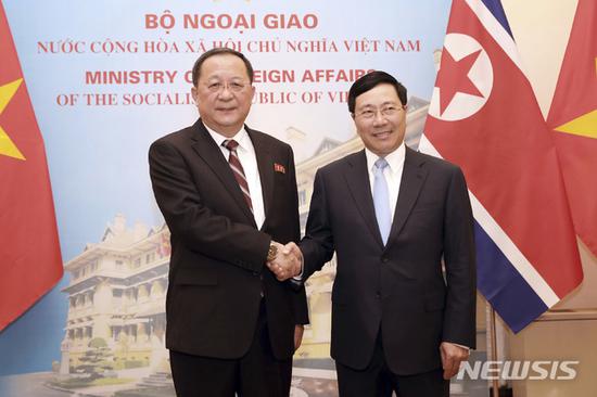 李勇浩与越南副总理兼外长范平明握手（韩国纽西斯通讯社）
