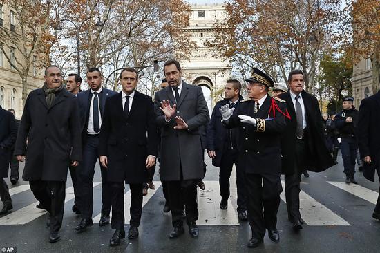  12月2日，法国总马克龙在巴黎视察。（美联社）