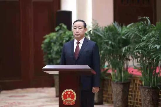 △司法部部长傅政华出席律师整体宣誓仪式并担任监誓人