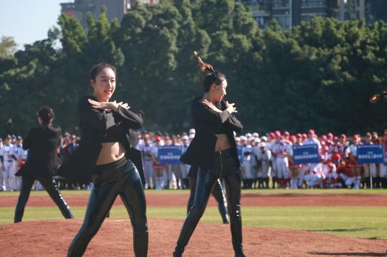 1543799364472332.jpg 街舞外演 (摄:罗伊晴)