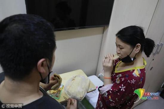 2018年11月17日，为了省钱，袁东方和妻子每顿饭只吃馒头咸菜，不敢乱花一分钱。魏建顺/视觉中国
