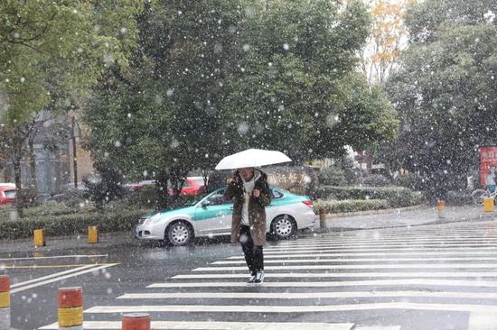 △8日,杭州迎来大周围降雪。(图自视觉中国)