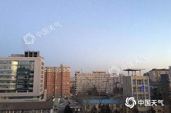  今天早晨，北京天空晴朗，风力较大，感觉十分寒冷。