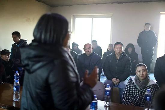 付广荣在给重刑刑释人员做“思维哺育”宣讲。“付妈妈”的殡葬项现在在重刑刑释人员中传开,全国各地都有人前来投奔,也有一些自愿者(右下一)参与到项现在中。