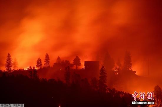 资料图：美国加利福尼亚州北部山火肆虐，飞机出动救火。