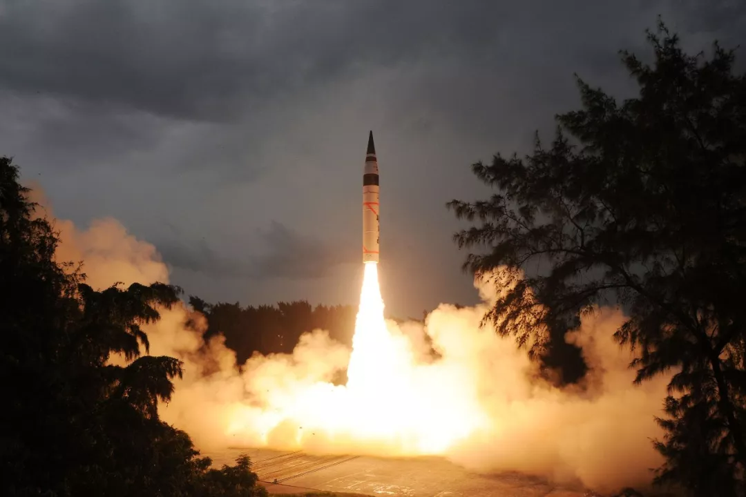 ▲资料图片：2013年9月15日，印度惠勒斯岛，印度再次发射一枚“烈火-5”型远程弹道导弹。（视觉中国）
