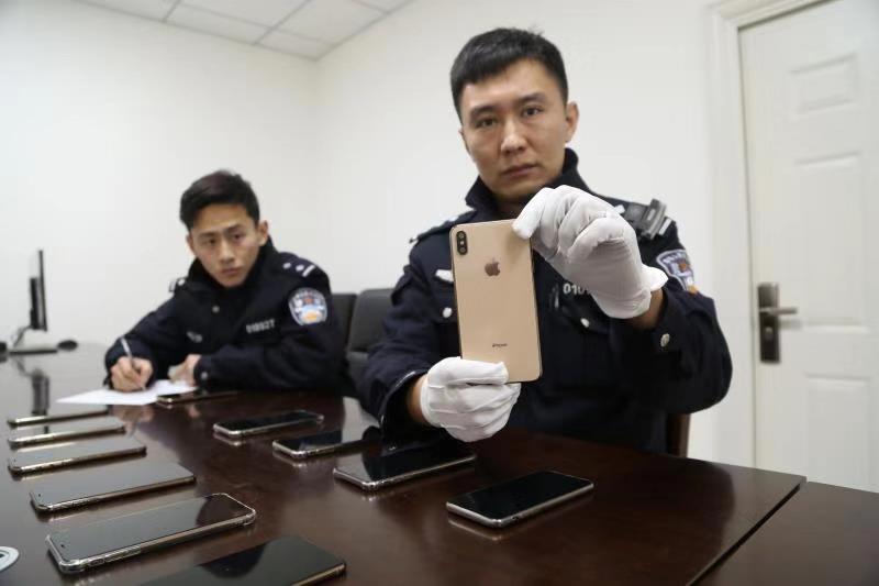 民警展示冒充手机的手机模型。    警方供图