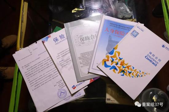 â²2018å¹´12æ13æ¥ï¼å¤©æ´¥æ»¨æµ·æ°åºå¼ ä»ä¿å®¶ä¸ï¼å¼ ä»ä¿æ¿åºäºå¼ å¡è´ä¹°çå份ä¿é©å女å¿çæ»äº¡è¯æã     æ°äº¬æ¥è®°è
çé£ æ