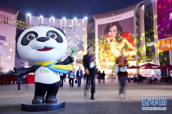 人们在上海举行的首届中国国际进口博览会上参观（11月5日摄）。  新华社记者 孟鼎博 摄