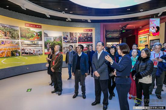 参观“大潮起珠江——广东改革开放40周年展览”。 千龙网记者 宋鹏飞摄