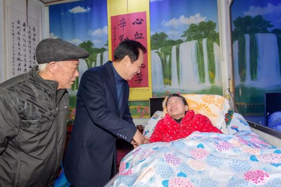 许家印拜访高中先生