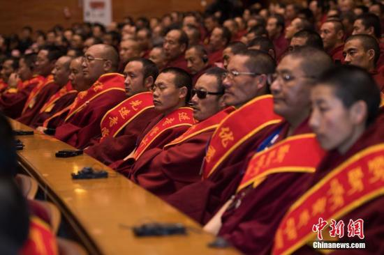 12月21日，西藏官方在拉萨举行会议，表彰2018年度模范寺庙、优秀僧尼。西藏自治区哲蚌寺等70座寺庙、旦增格桑等7034名僧尼获得表彰。中新社记者 何蓬磊 摄