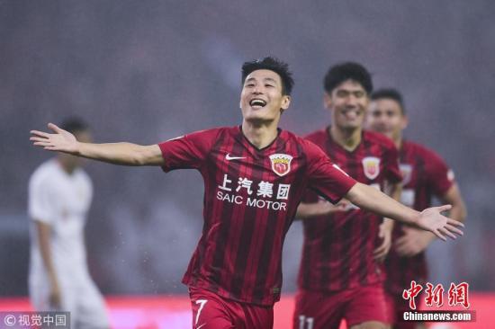 资料图：新政刺激下，可能会有更多国内球员闪耀赛场。图片来源：视觉中国