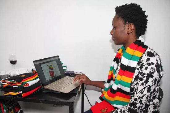 五彩围巾的设计师 西莉亚·鲁卡托