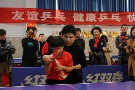 邓亚萍下跪:邓亚萍回应国籍质疑 去年曾回应“下跪门”(图)