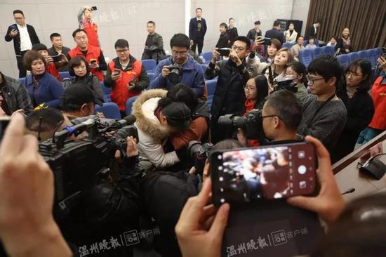 跨越众年的亲人团圆让所有人造之动容