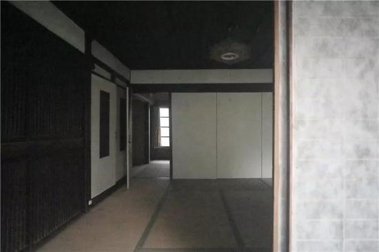 图为奥众摩町“乡下生活声援住宅”内部。