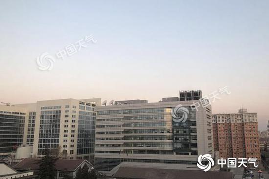 今天7时,北京海淀区天气晴益,气温-7℃寒意袭人。