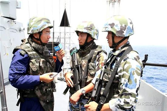 中国海军首次赴亚丁湾索马里海域护航走动中,中心人民广播电台记者孙利随舰采访特战队员