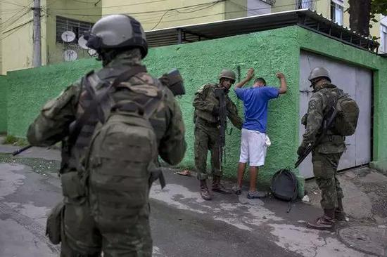 ▲警察在2月的坦然走动中对别名居民进走搜身 图据AFP via Getty Images