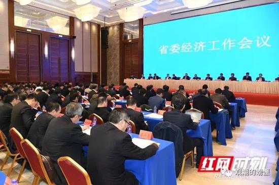 与会企业家们均在中间靠前位置就坐,图中前排右一为长沙盛泓死板有限公司董事长陈幼亮。