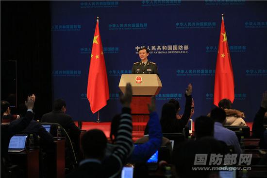 12月27日下昼国防部举走例走记者会,国防部讯息局局长、国防部讯息说话人吴谦大校答记者问。宣琦 摄