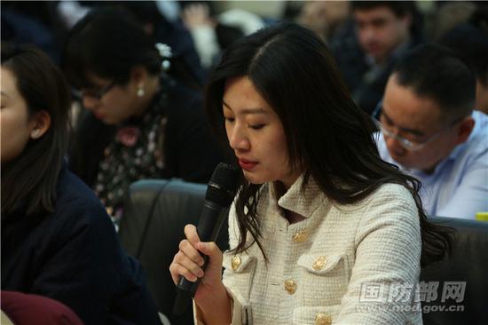 12月27日下昼国防部举走例走记者会,国防部讯息局局长、国防部讯息说话人吴谦大校答记者问。孙智英 摄