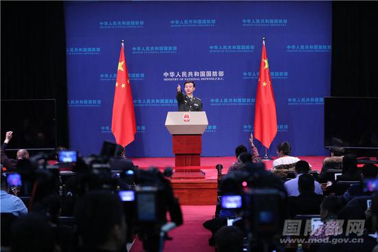 12月27日下昼国防部举走例走记者会,国防部讯息局局长、国防部讯息说话人吴谦大校答记者问。孙智英摄
