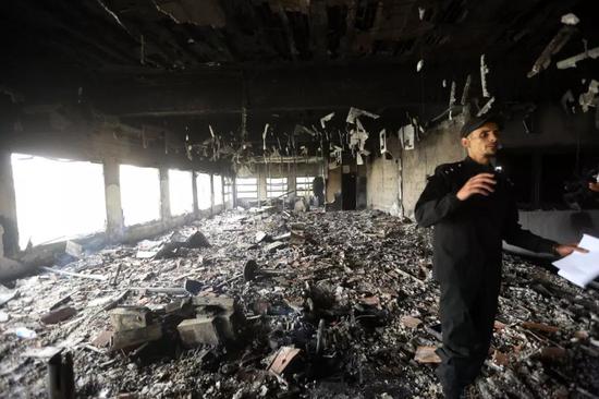 这是5月2日在利比亚首都的黎波里拍摄的遭到自杀式袭击的利比亚最高选举委员会驻地大楼内景。（新华社发 哈姆扎·图尔基亚摄）
