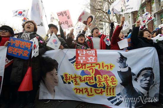 保守团体“爱朴会”举行集会，呼吁弹劾朴槿惠无效。（OhmyNews）